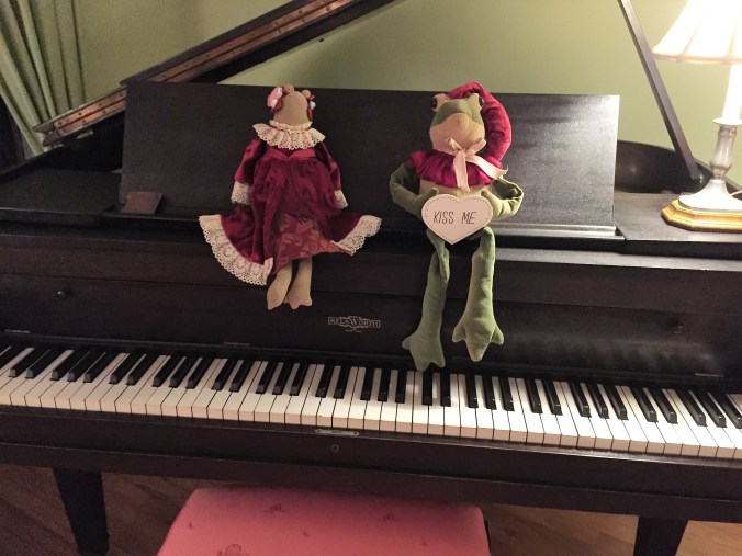 Piano Christmas Frogs